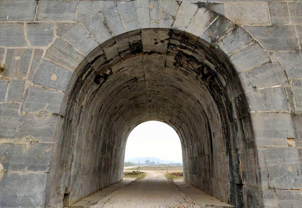 Cổng thành được xây dựng theo hình vòm cung giúp gia tăng khả năng chịu lực